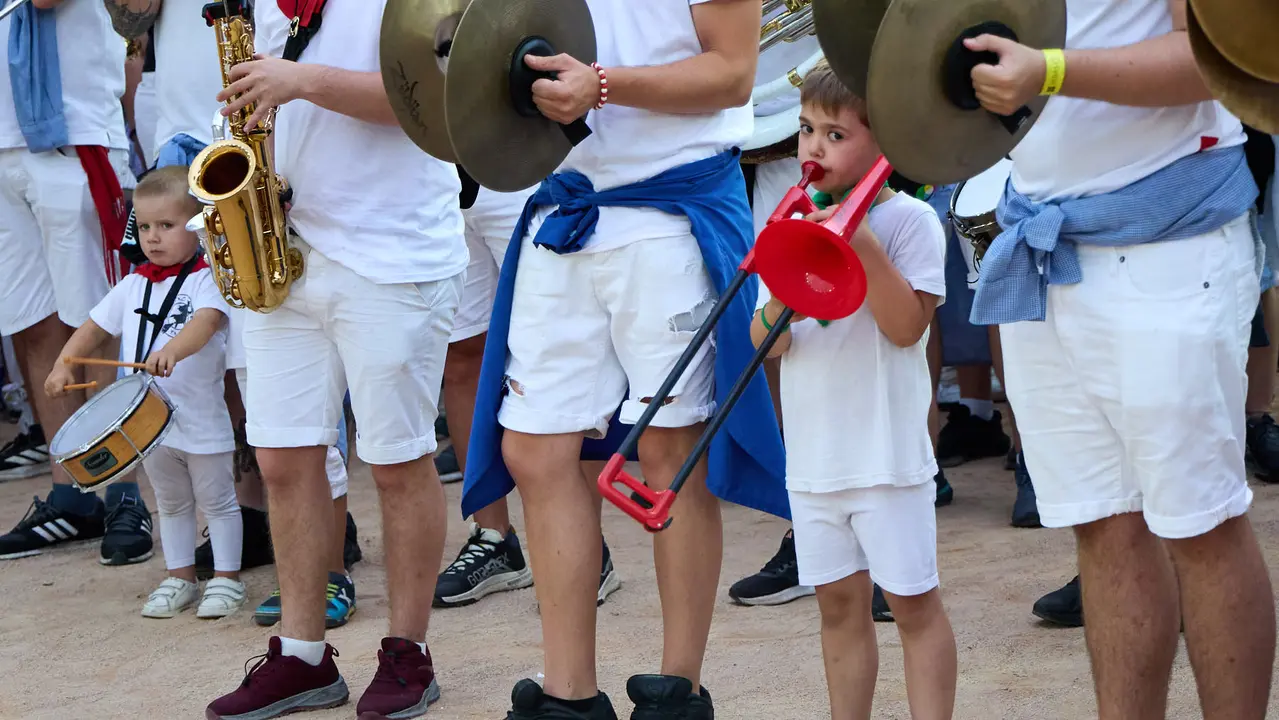 Despedida de las peñas en la Plaza de Toros de Pamplona en el último día de las fiestas de San Fermín de 2025. IÑIGO ALZUGARAY