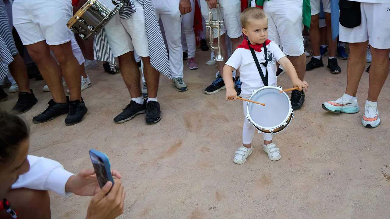 Despedida de las peñas en la Plaza de Toros de Pamplona en el último día de las fiestas de San Fermín de 2025. IÑIGO ALZUGARAY