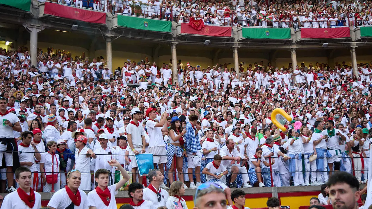 Despedida de las peñas en la Plaza de Toros de Pamplona en el último día de las fiestas de San Fermín de 2025. IÑIGO ALZUGARAY