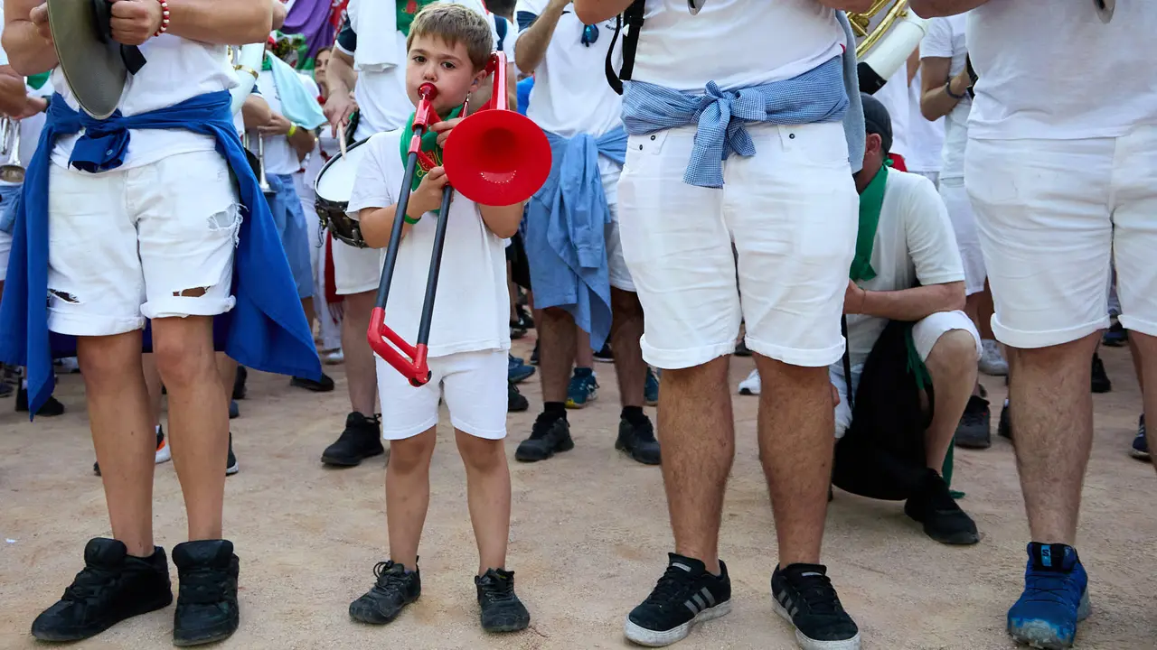 Despedida de las peñas en la Plaza de Toros de Pamplona en el último día de las fiestas de San Fermín de 2025. IÑIGO ALZUGARAY