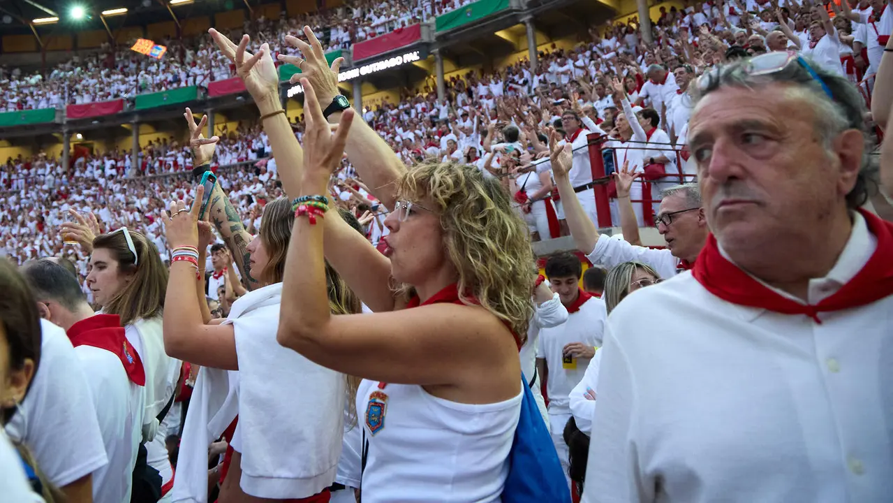 Despedida de las peñas en la Plaza de Toros de Pamplona en el último día de las fiestas de San Fermín de 2025. IÑIGO ALZUGARAY