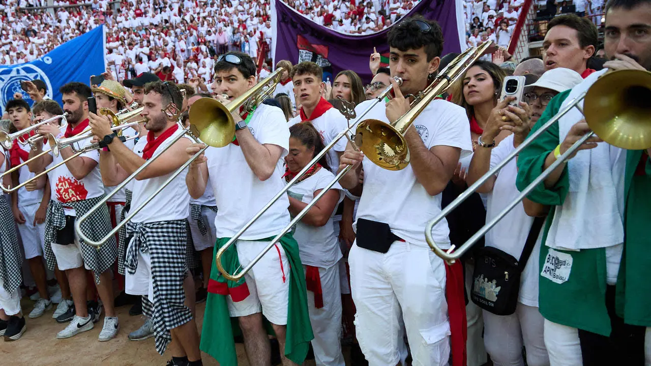 Despedida de las peñas en la Plaza de Toros de Pamplona en el último día de las fiestas de San Fermín de 2025. IÑIGO ALZUGARAY