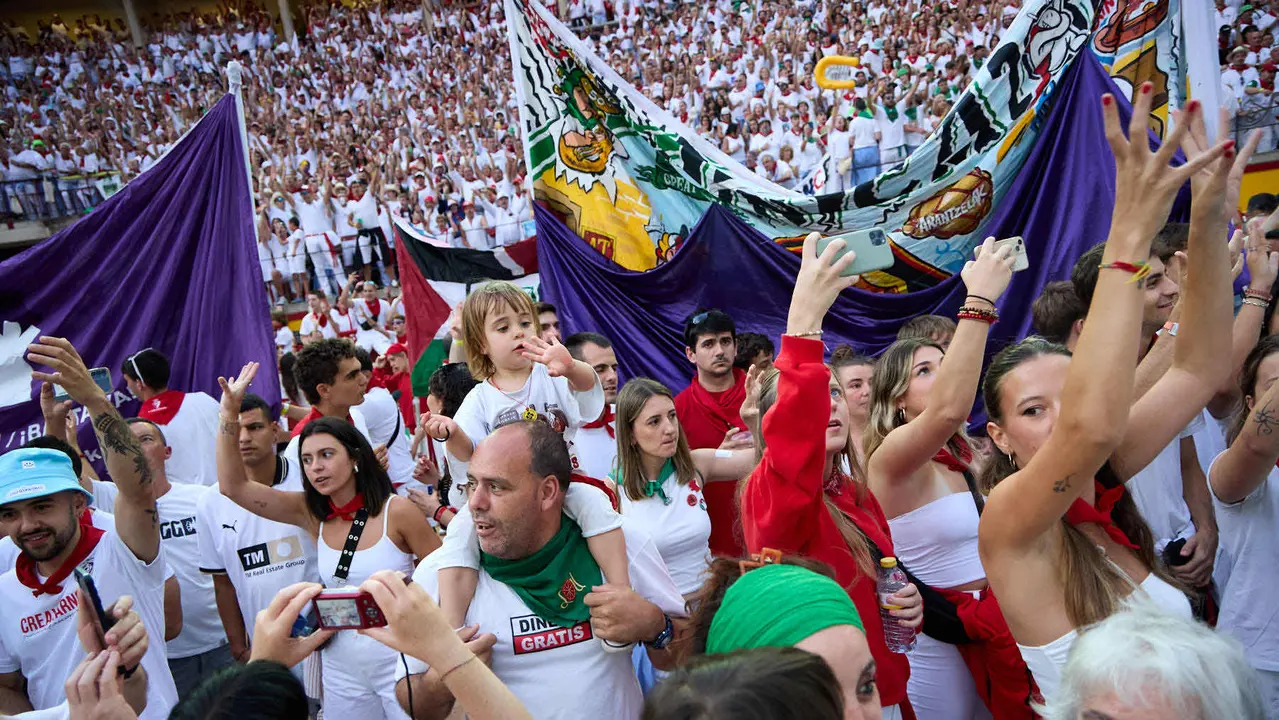 Despedida de las peñas en la Plaza de Toros de Pamplona en el último día de las fiestas de San Fermín de 2025. IÑIGO ALZUGARAY