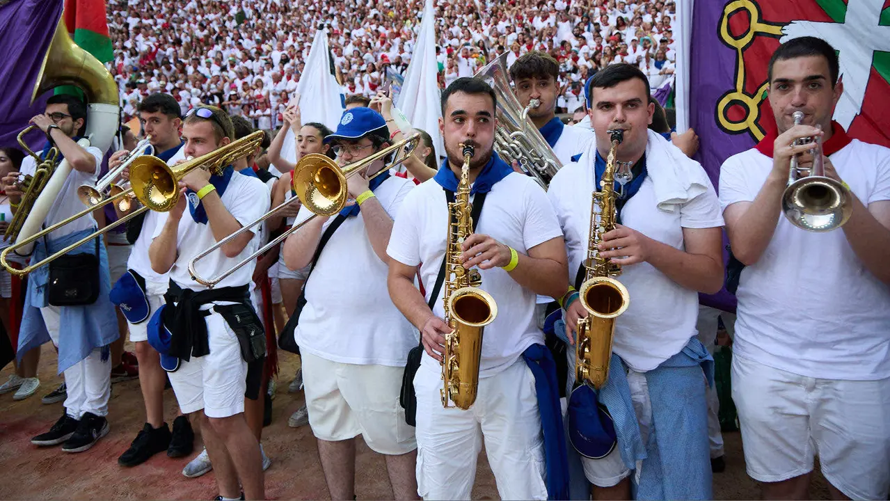 Despedida de las peñas en la Plaza de Toros de Pamplona en el último día de las fiestas de San Fermín de 2025. IÑIGO ALZUGARAY