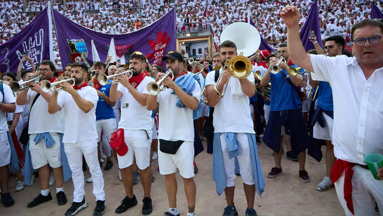 Despedida de las peñas en la Plaza de Toros de Pamplona en el último día de las fiestas de San Fermín de 2025. IÑIGO ALZUGARAY