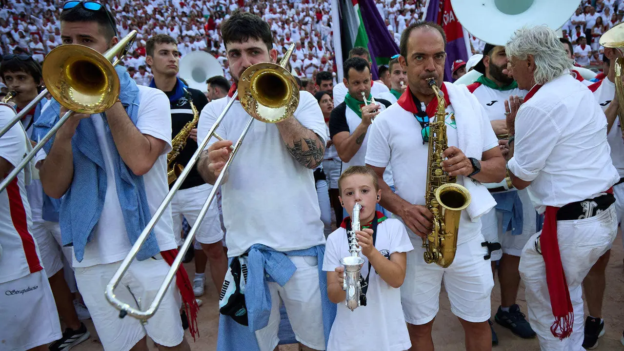 Despedida de las peñas en la Plaza de Toros de Pamplona en el último día de las fiestas de San Fermín de 2025. IÑIGO ALZUGARAY