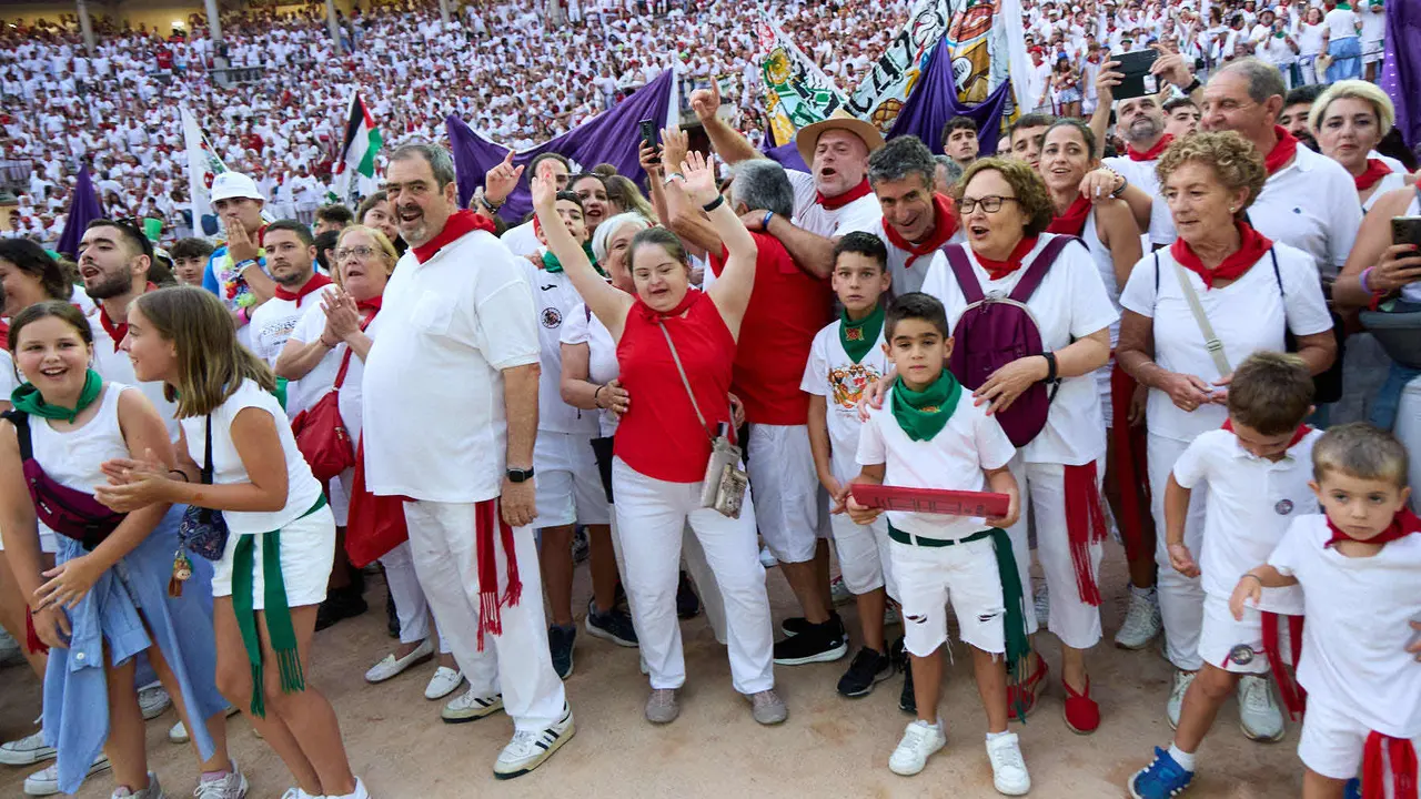 Despedida de las peñas en la Plaza de Toros de Pamplona en el último día de las fiestas de San Fermín de 2025. IÑIGO ALZUGARAY