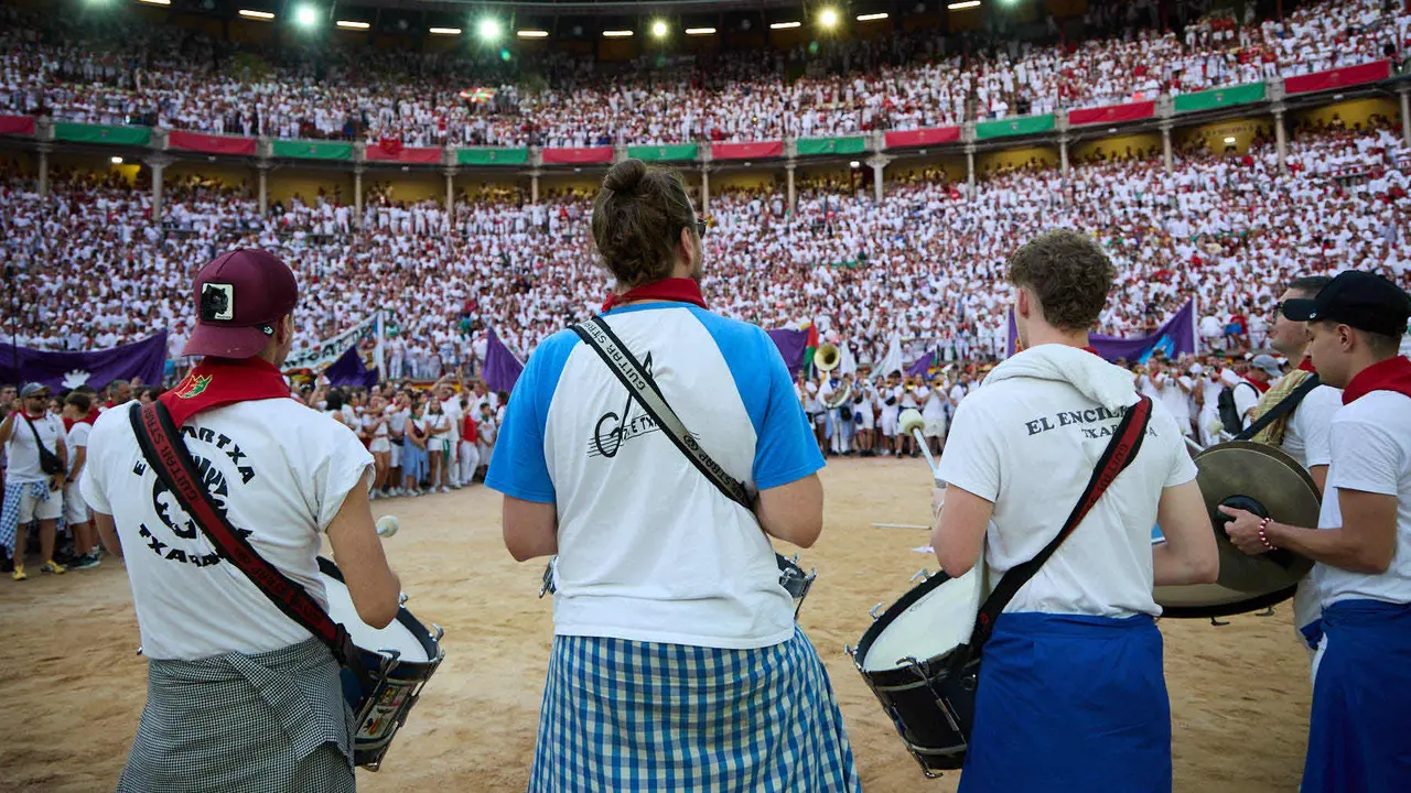 Despedida de las peñas en la Plaza de Toros de Pamplona en el último día de las fiestas de San Fermín de 2025. IÑIGO ALZUGARAY