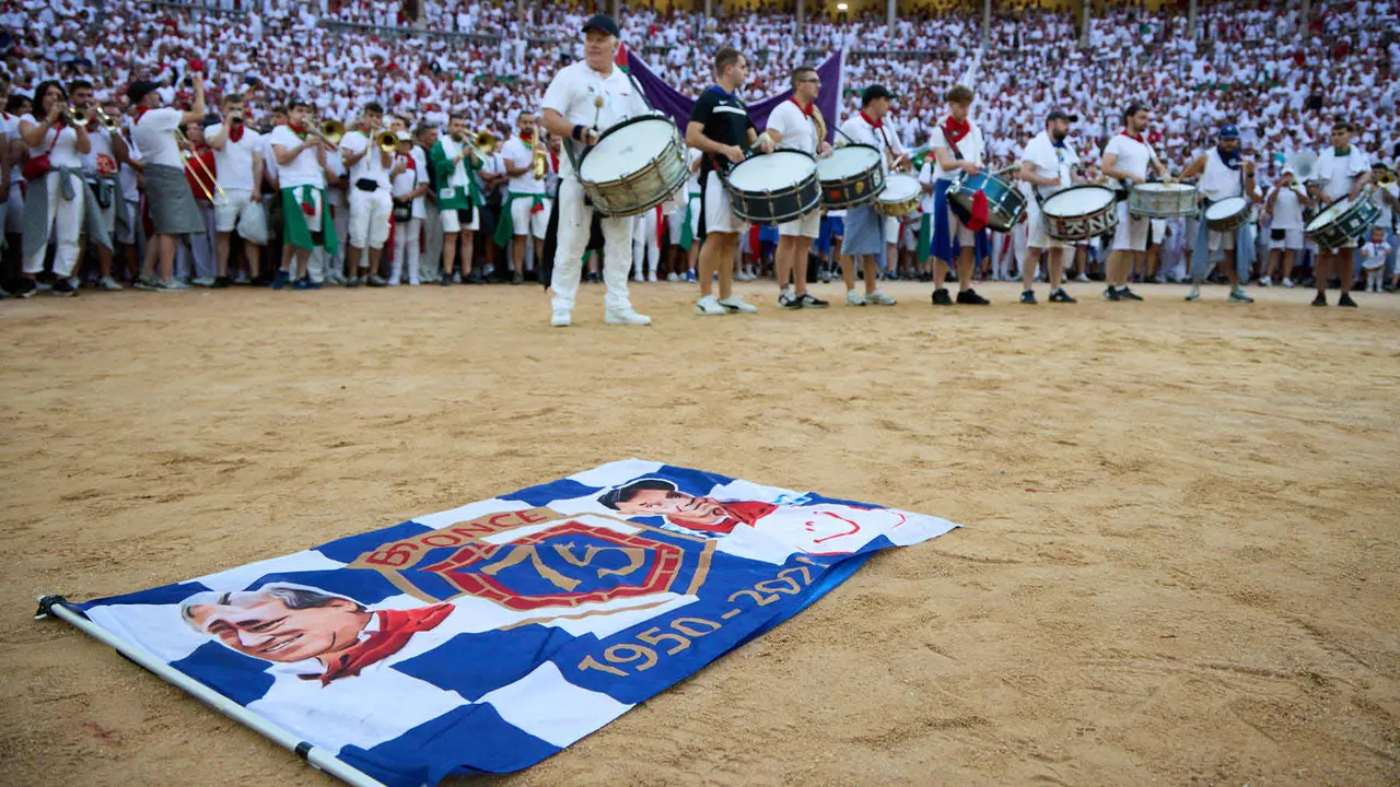 Despedida de las peñas en la Plaza de Toros de Pamplona en el último día de las fiestas de San Fermín de 2025. IÑIGO ALZUGARAY