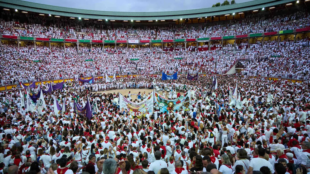 Despedida de las peñas en la Plaza de Toros de Pamplona en el último día de las fiestas de San Fermín de 2025. IÑIGO ALZUGARAY