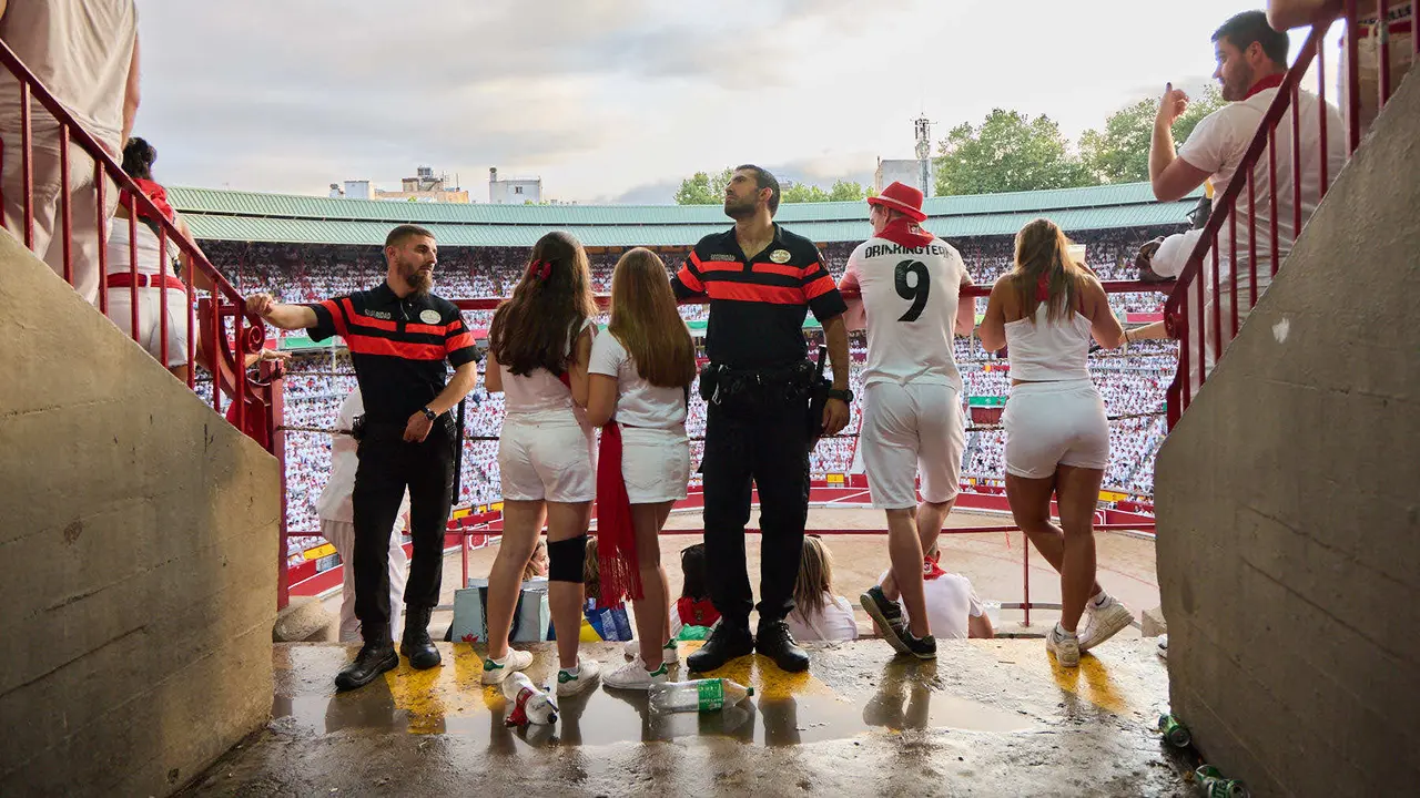 Ambiente en la plaza de Toros de Pamplona durante la última corrida de la Feria del Toro de San Fermín 2025. IÑIGO ALZUGARAY