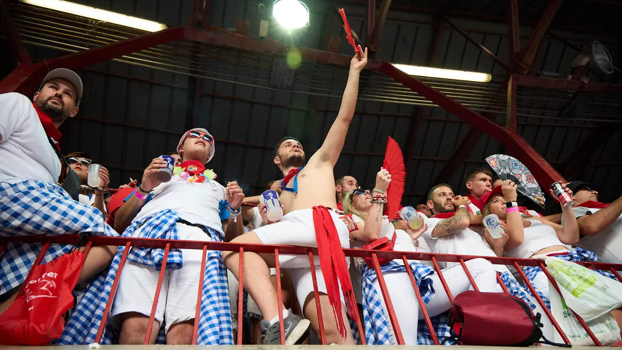 Ambiente en la plaza de Toros de Pamplona durante la última corrida de la Feria del Toro de San Fermín 2025. IÑIGO ALZUGARAY