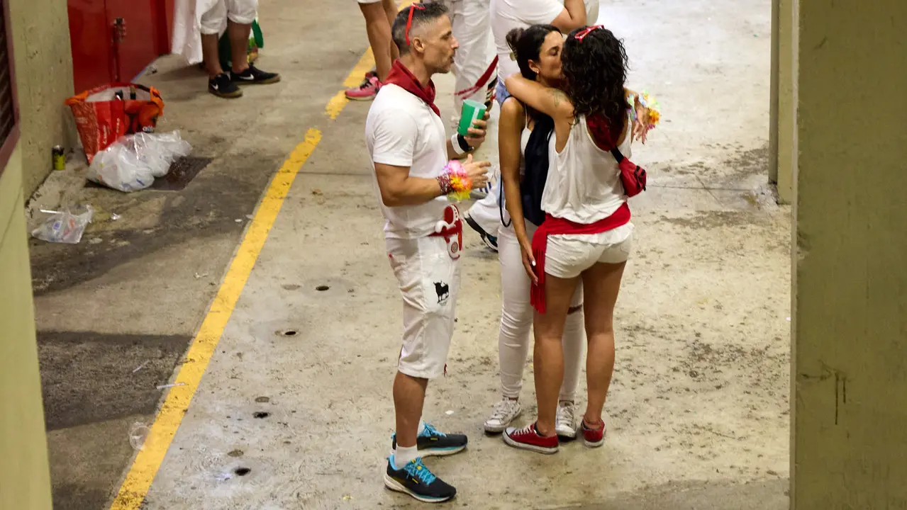 Ambiente en la plaza de Toros de Pamplona durante la última corrida de la Feria del Toro de San Fermín 2025. IÑIGO ALZUGARAY