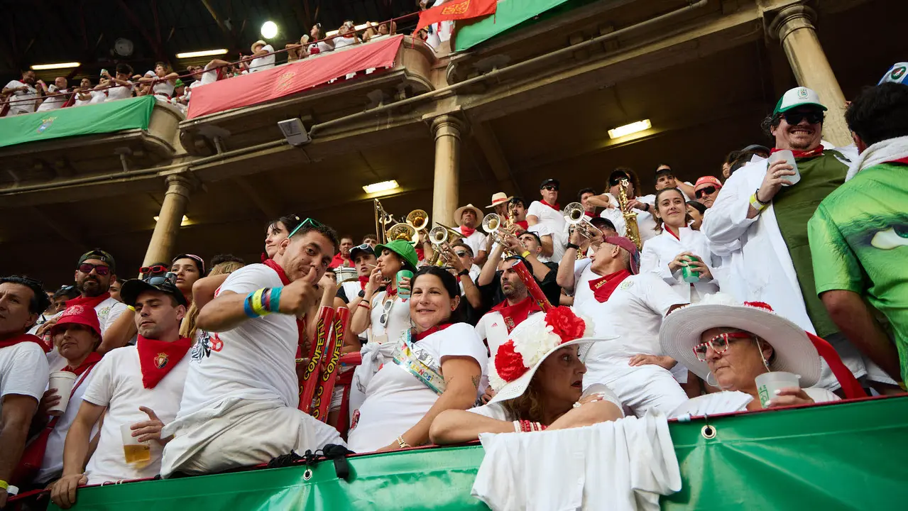 Ambiente en la plaza de Toros de Pamplona durante la última corrida de la Feria del Toro de San Fermín 2025. IÑIGO ALZUGARAY