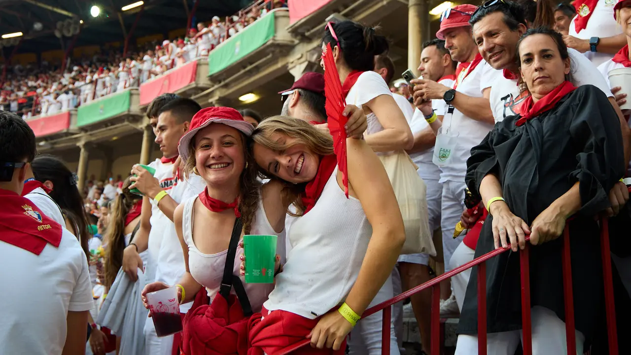 Ambiente en la plaza de Toros de Pamplona durante la última corrida de la Feria del Toro de San Fermín 2025. IÑIGO ALZUGARAY
