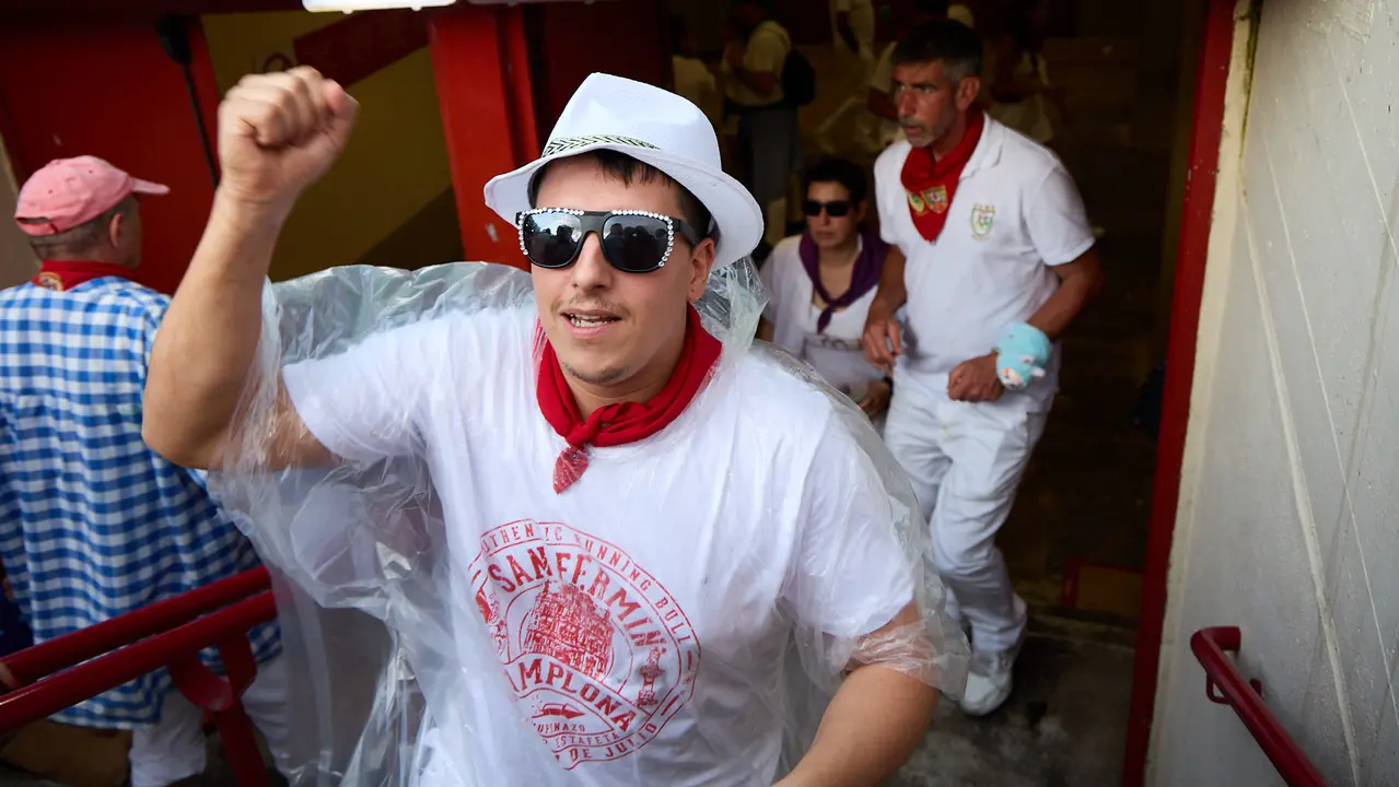Ambiente en la plaza de Toros de Pamplona durante la última corrida de la Feria del Toro de San Fermín 2025. IÑIGO ALZUGARAY