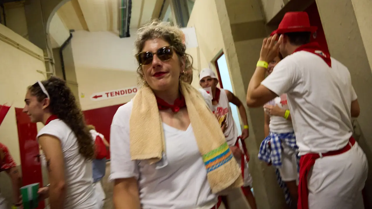 Ambiente en la plaza de Toros de Pamplona durante la última corrida de la Feria del Toro de San Fermín 2025. IÑIGO ALZUGARAY