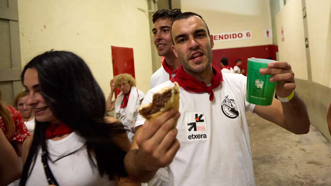 Ambiente en la plaza de Toros de Pamplona durante la última corrida de la Feria del Toro de San Fermín 2025. IÑIGO ALZUGARAY
