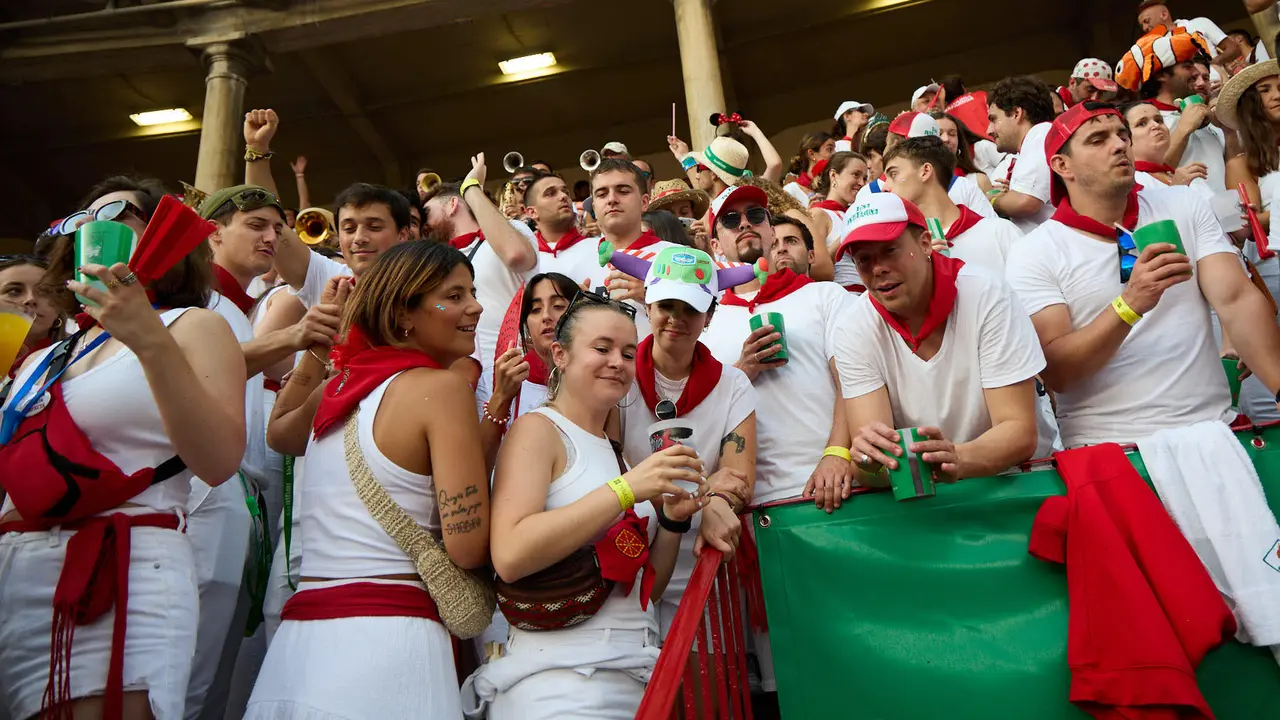 Ambiente en la plaza de Toros de Pamplona durante la última corrida de la Feria del Toro de San Fermín 2025. IÑIGO ALZUGARAY