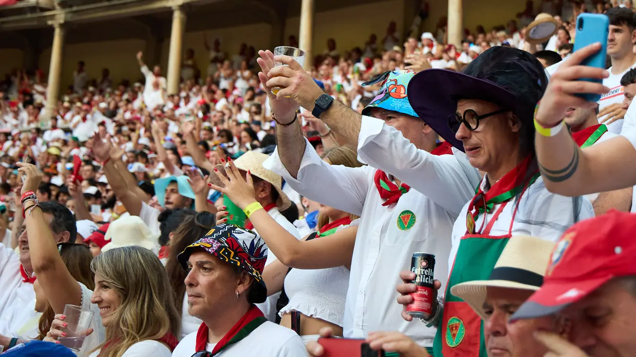 Ambiente en la plaza de Toros de Pamplona durante la última corrida de la Feria del Toro de San Fermín 2025. IÑIGO ALZUGARAY