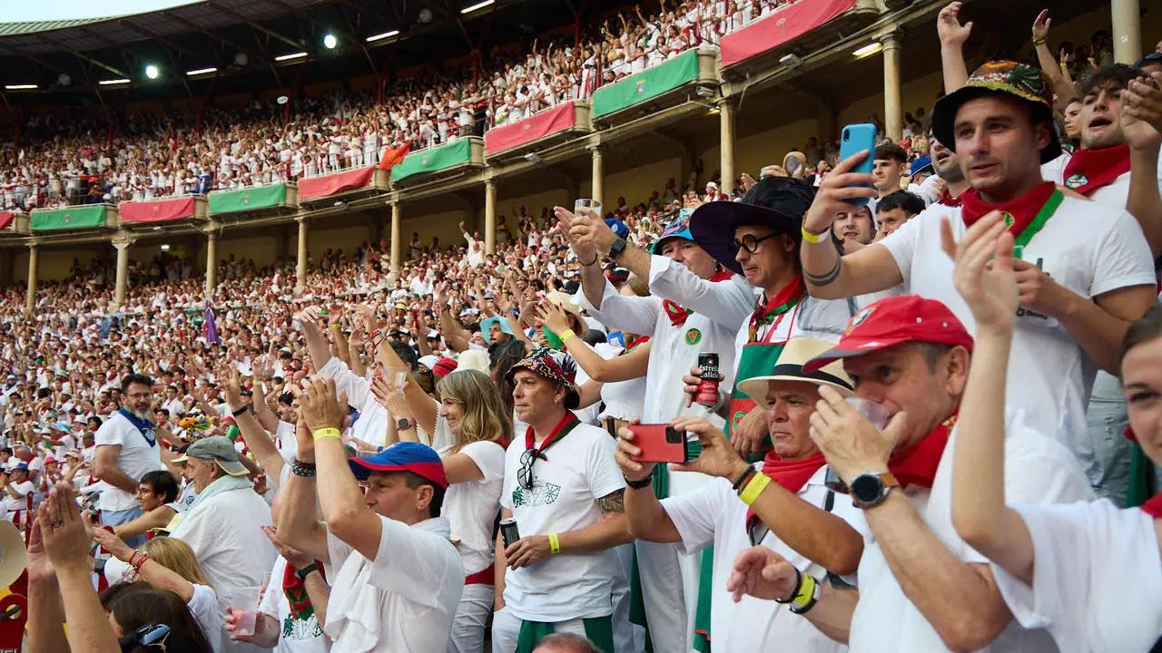 Ambiente en la plaza de Toros de Pamplona durante la última corrida de la Feria del Toro de San Fermín 2025. IÑIGO ALZUGARAY