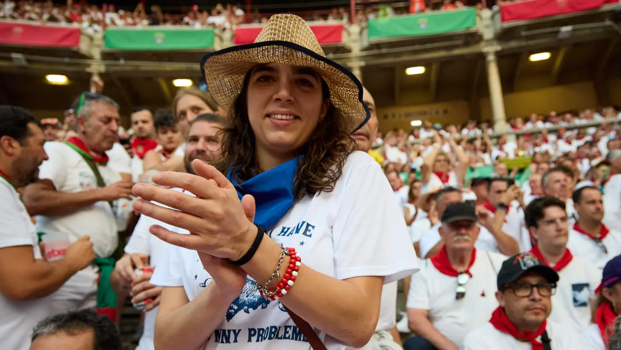 Ambiente en la plaza de Toros de Pamplona durante la última corrida de la Feria del Toro de San Fermín 2025. IÑIGO ALZUGARAY