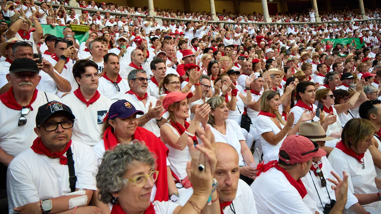 Ambiente en la plaza de Toros de Pamplona durante la última corrida de la Feria del Toro de San Fermín 2025. IÑIGO ALZUGARAY