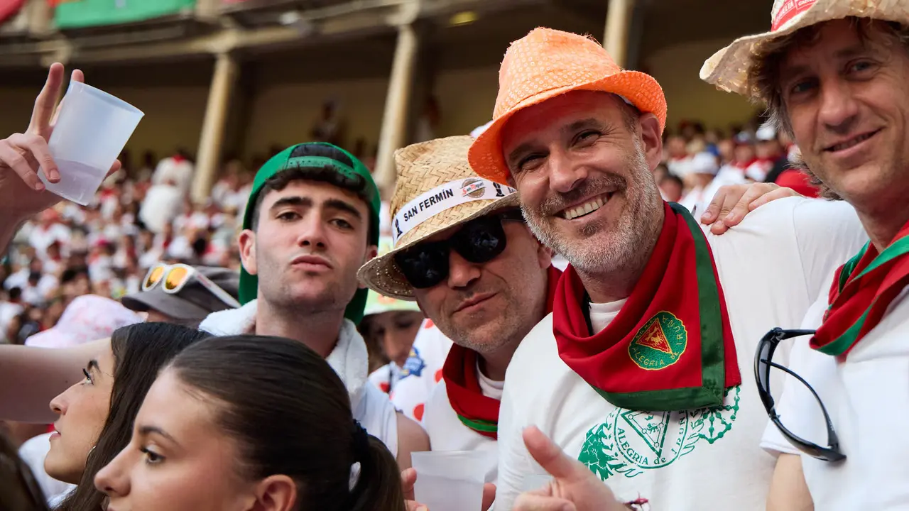 Ambiente en la plaza de Toros de Pamplona durante la última corrida de la Feria del Toro de San Fermín 2025. IÑIGO ALZUGARAY