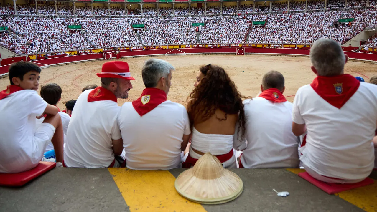 Ambiente en la plaza de Toros de Pamplona durante la última corrida de la Feria del Toro de San Fermín 2025. IÑIGO ALZUGARAY