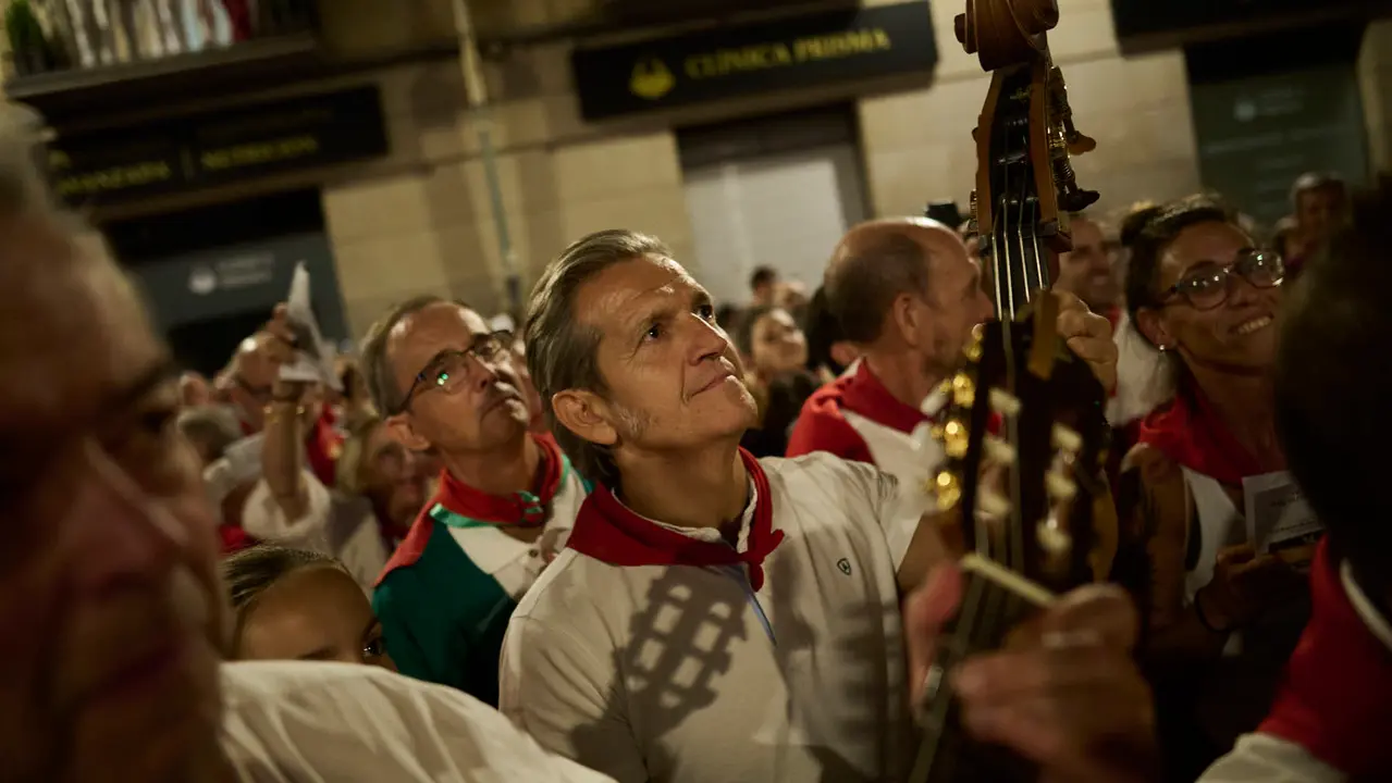 La Cofradía de San Saturnino ameniza con canciones el Pobre de Mí de El Guti durante San Fermín 2025. PABLO LASAOSA