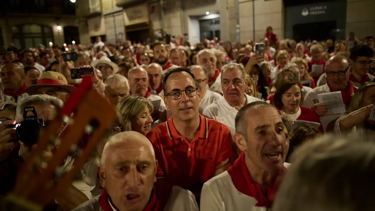 La Cofradía de San Saturnino ameniza con canciones el Pobre de Mí de El Guti durante San Fermín 2025. PABLO LASAOSA