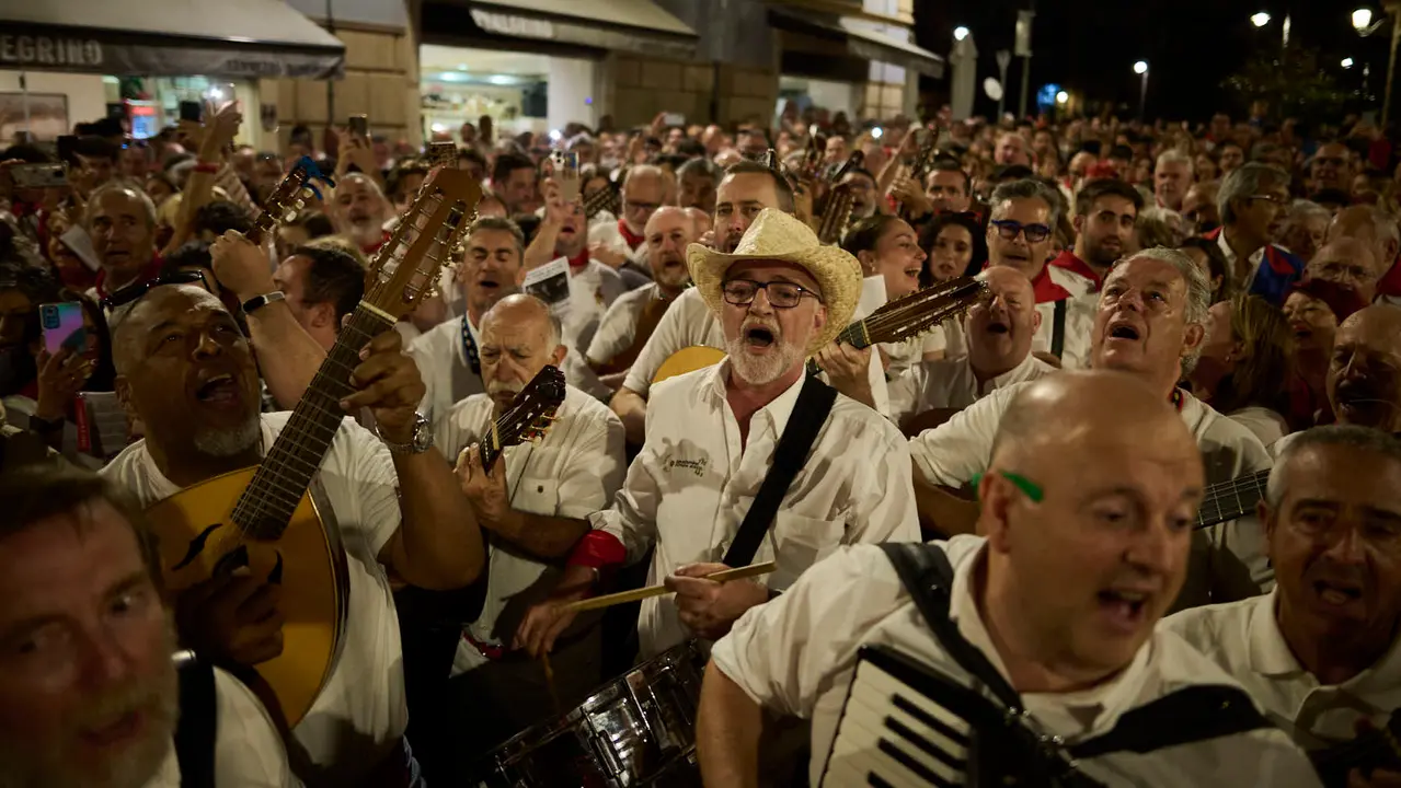 La Cofradía de San Saturnino ameniza con canciones el Pobre de Mí de El Guti durante San Fermín 2025. PABLO LASAOSA