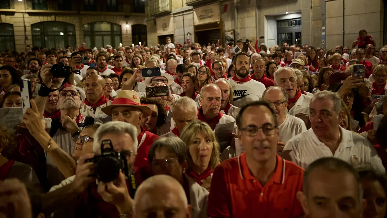 La Cofradía de San Saturnino ameniza con canciones el Pobre de Mí de El Guti durante San Fermín 2025. PABLO LASAOSA
