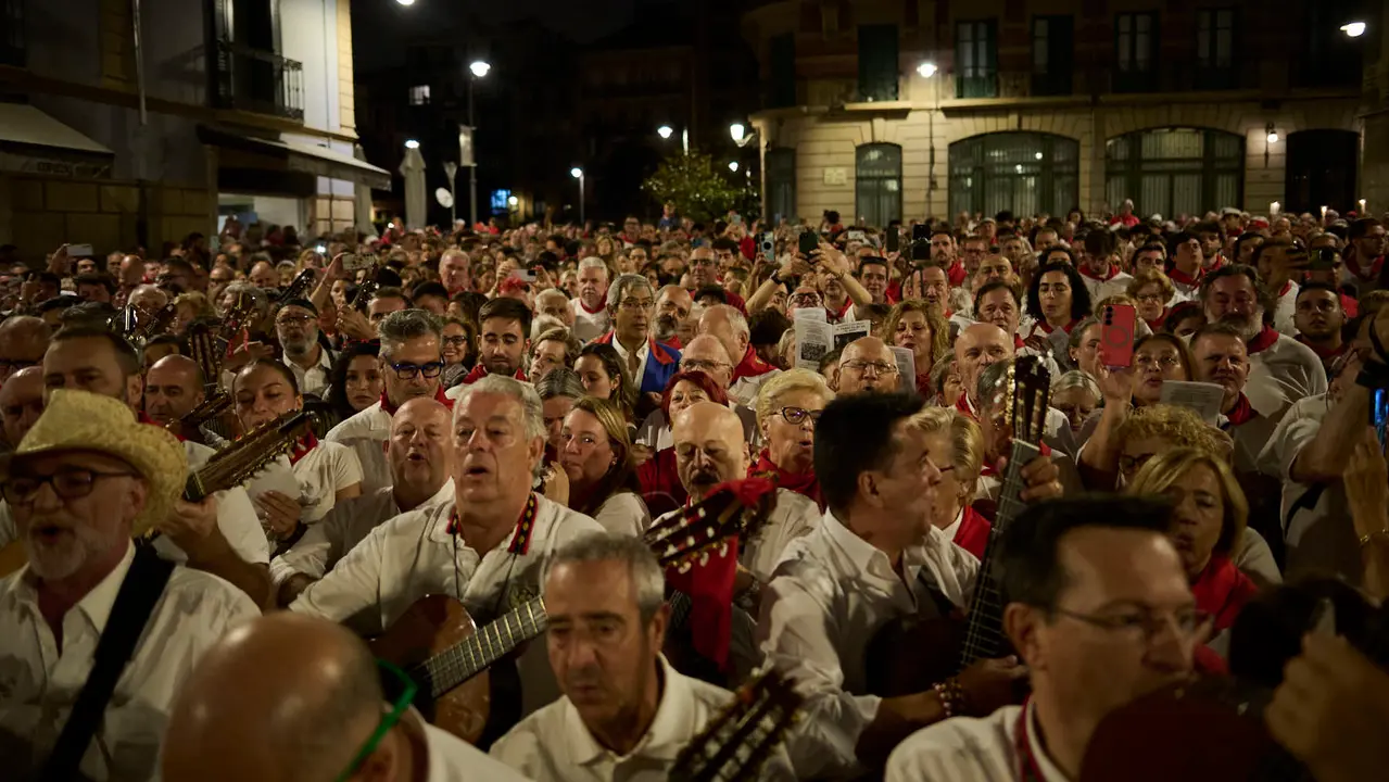 La Cofradía de San Saturnino ameniza con canciones el Pobre de Mí de El Guti durante San Fermín 2025. PABLO LASAOSA