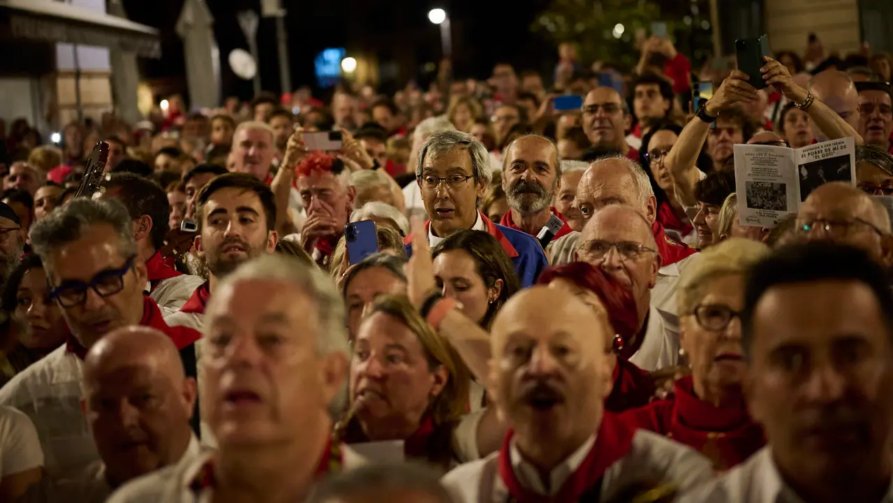 La Cofradía de San Saturnino ameniza con canciones el Pobre de Mí de El Guti durante San Fermín 2025. PABLO LASAOSA