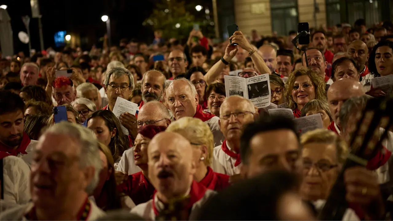La Cofradía de San Saturnino ameniza con canciones el Pobre de Mí de El Guti durante San Fermín 2025. PABLO LASAOSA