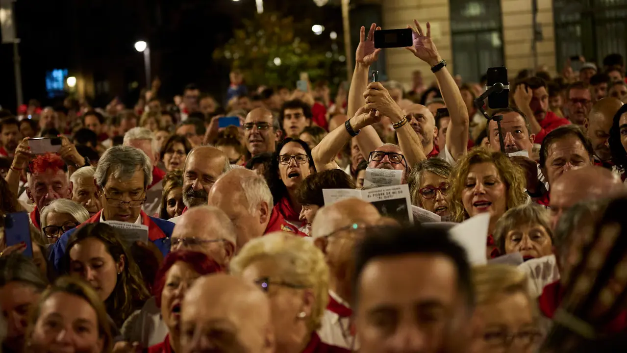 La Cofradía de San Saturnino ameniza con canciones el Pobre de Mí de El Guti durante San Fermín 2025. PABLO LASAOSA