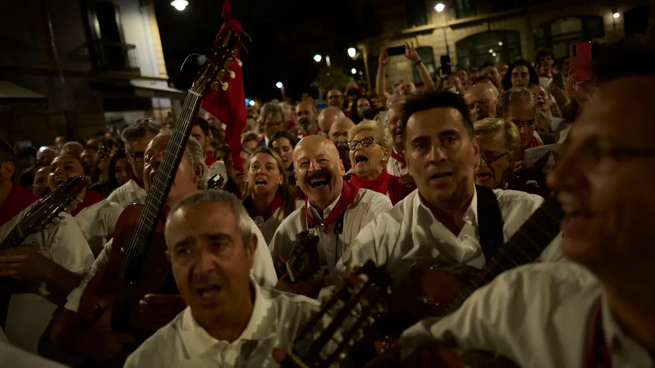 La Cofradía de San Saturnino ameniza con canciones el Pobre de Mí de El Guti durante San Fermín 2025. PABLO LASAOSA