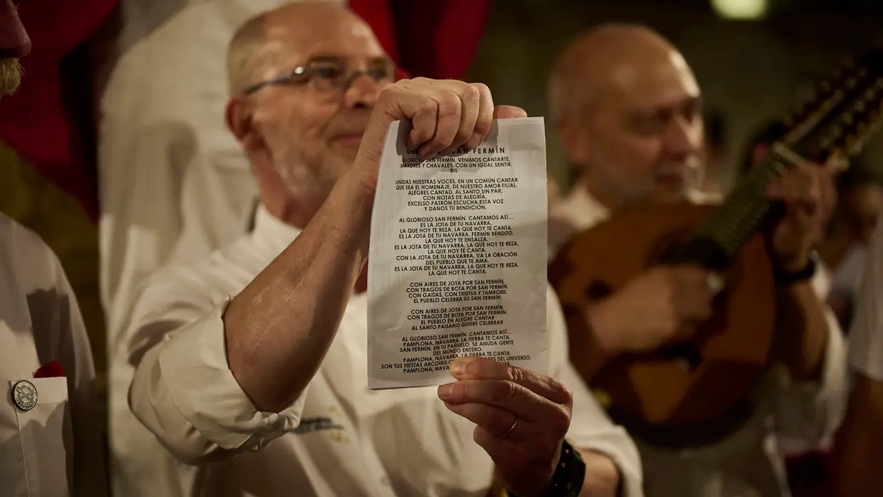 La Cofradía de San Saturnino ameniza con canciones el Pobre de Mí de El Guti durante San Fermín 2025. PABLO LASAOSA
