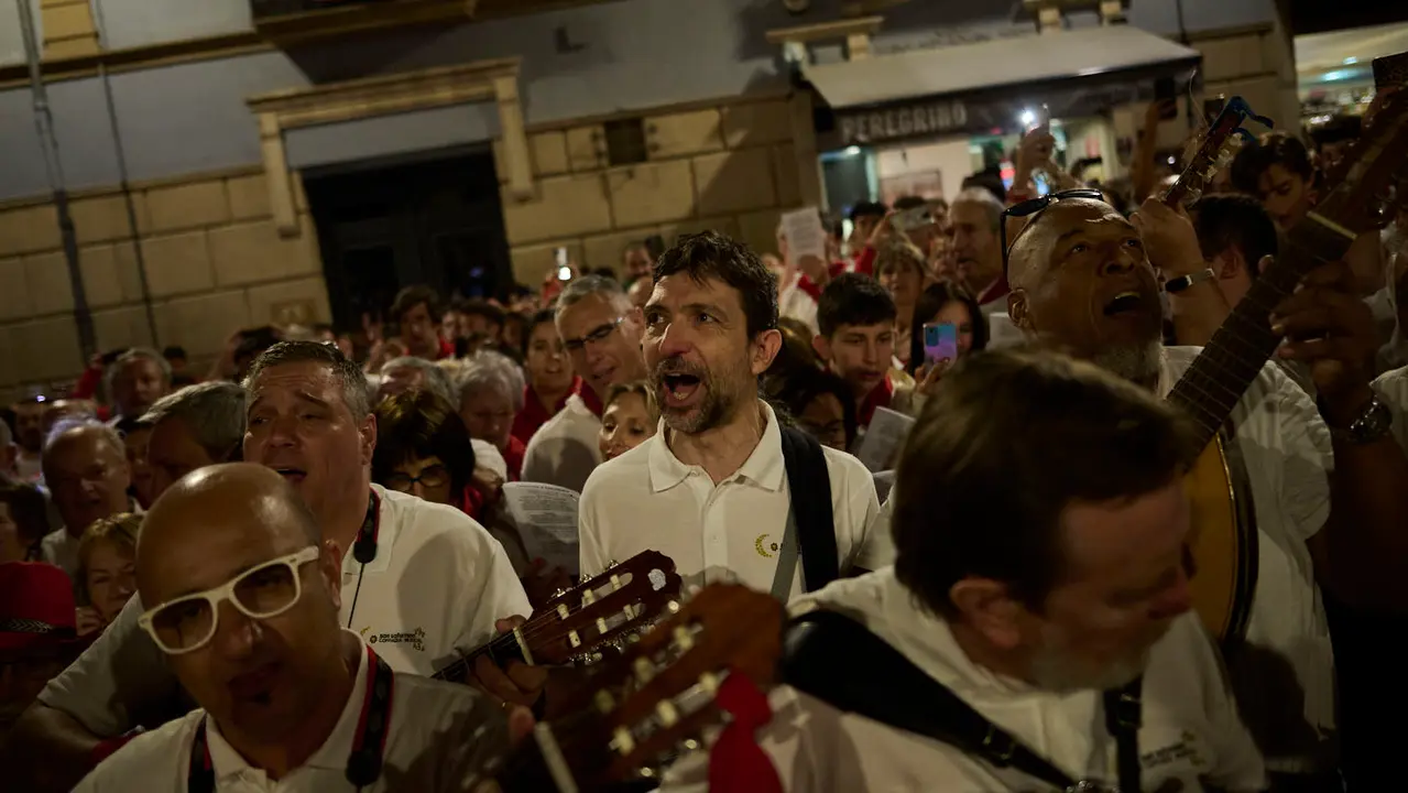 La Cofradía de San Saturnino ameniza con canciones el Pobre de Mí de El Guti durante San Fermín 2025. PABLO LASAOSA