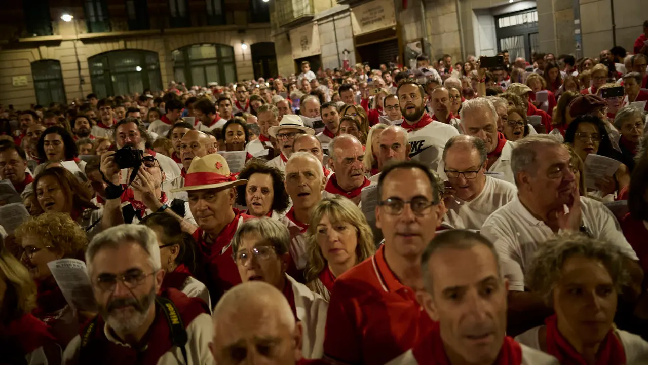 La Cofradía de San Saturnino ameniza con canciones el Pobre de Mí de El Guti durante San Fermín 2025. PABLO LASAOSA