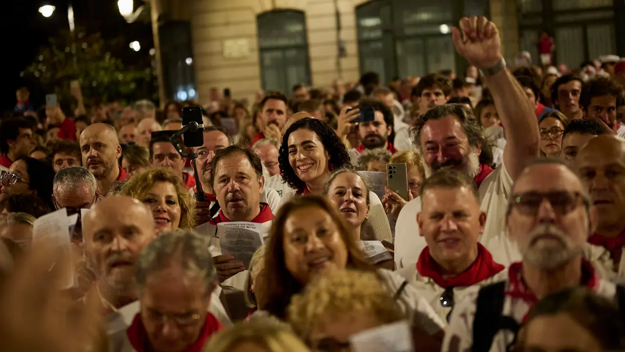 La Cofradía de San Saturnino ameniza con canciones el Pobre de Mí de El Guti durante San Fermín 2025. PABLO LASAOSA