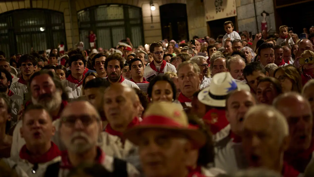 La Cofradía de San Saturnino ameniza con canciones el Pobre de Mí de El Guti durante San Fermín 2025. PABLO LASAOSA