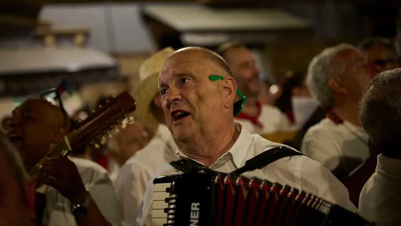 La Cofradía de San Saturnino ameniza con canciones el Pobre de Mí de El Guti durante San Fermín 2025. PABLO LASAOSA