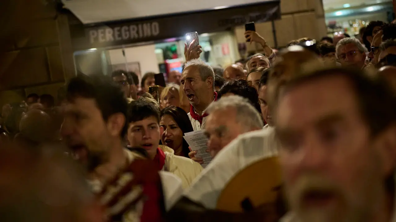 La Cofradía de San Saturnino ameniza con canciones el Pobre de Mí de El Guti durante San Fermín 2025. PABLO LASAOSA