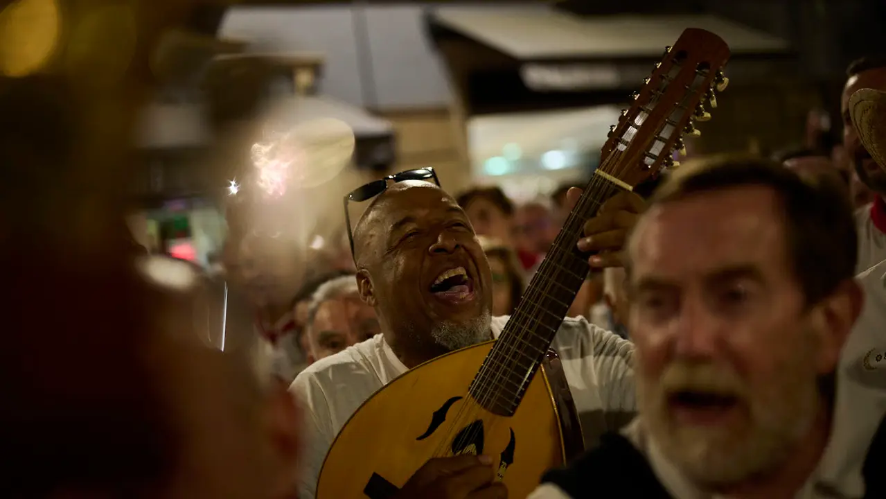 La Cofradía de San Saturnino ameniza con canciones el Pobre de Mí de El Guti durante San Fermín 2025. PABLO LASAOSA