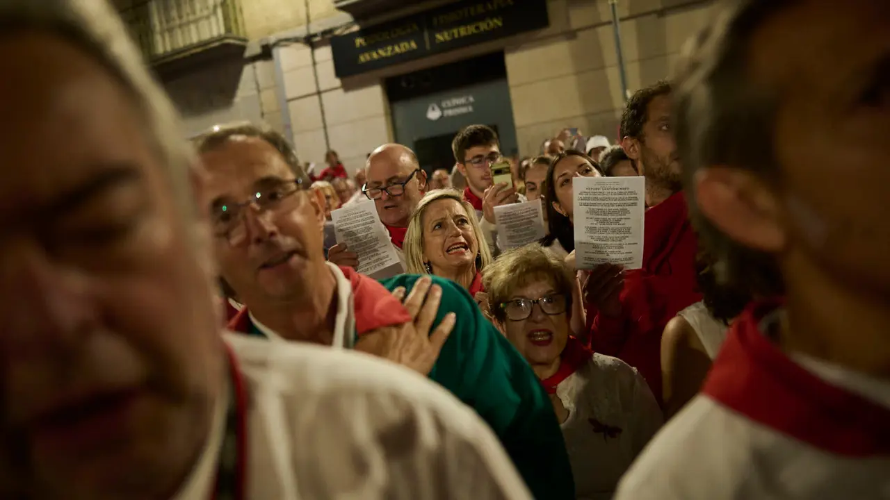 La Cofradía de San Saturnino ameniza con canciones el Pobre de Mí de El Guti durante San Fermín 2025. PABLO LASAOSA