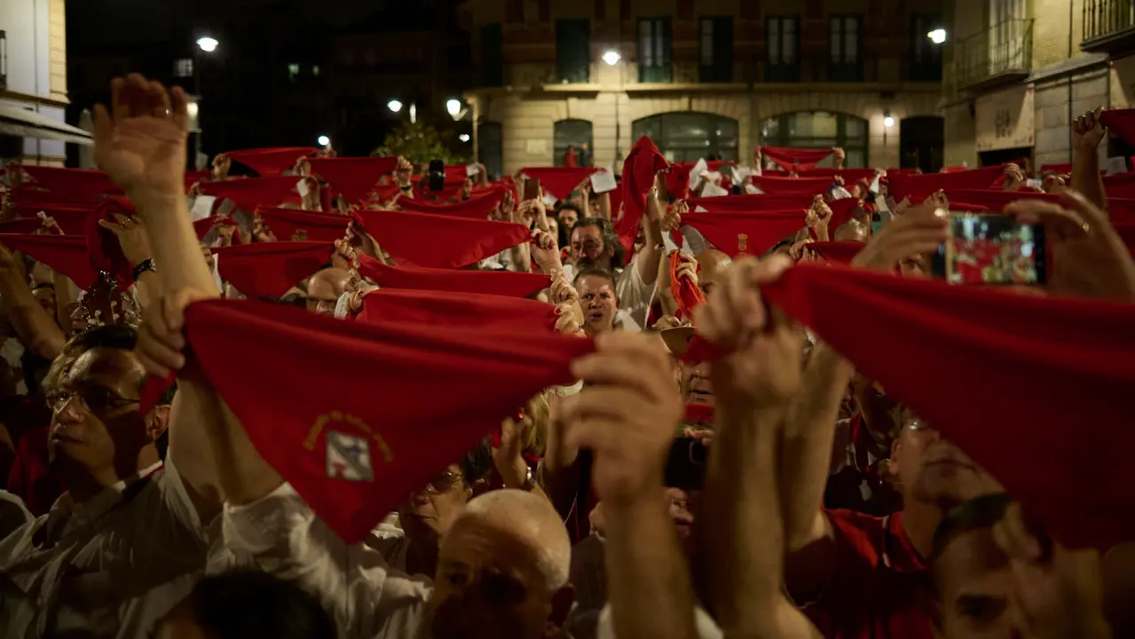 La Cofradía de San Saturnino ameniza con canciones el Pobre de Mí de El Guti durante San Fermín 2025. PABLO LASAOSA