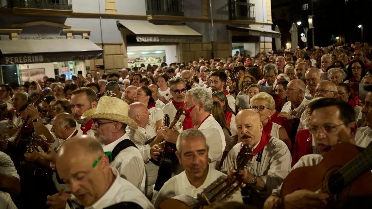 La Cofradía de San Saturnino ameniza con canciones el Pobre de Mí de El Guti durante San Fermín 2025. PABLO LASAOSA