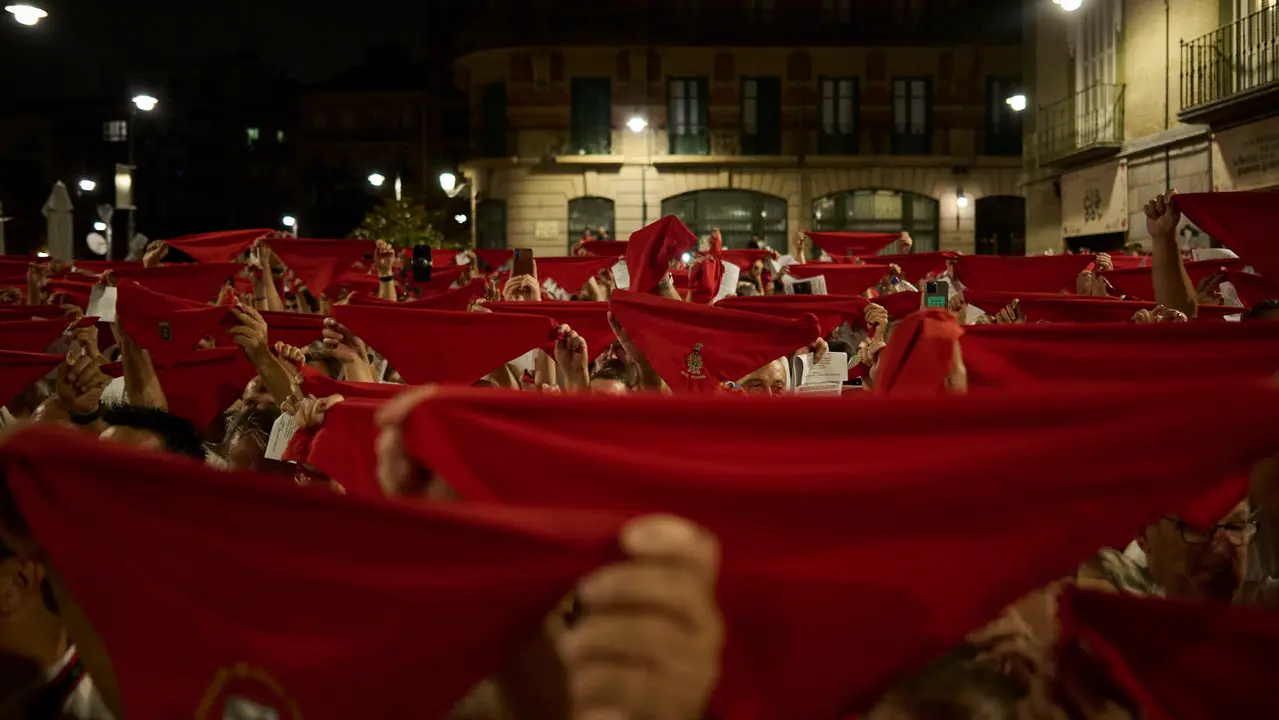 La Cofradía de San Saturnino ameniza con canciones el Pobre de Mí de El Guti durante San Fermín 2025. PABLO LASAOSA